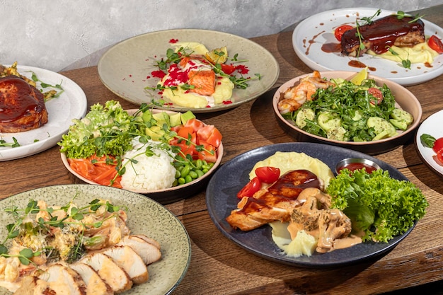 Тарелки с разными блюдами